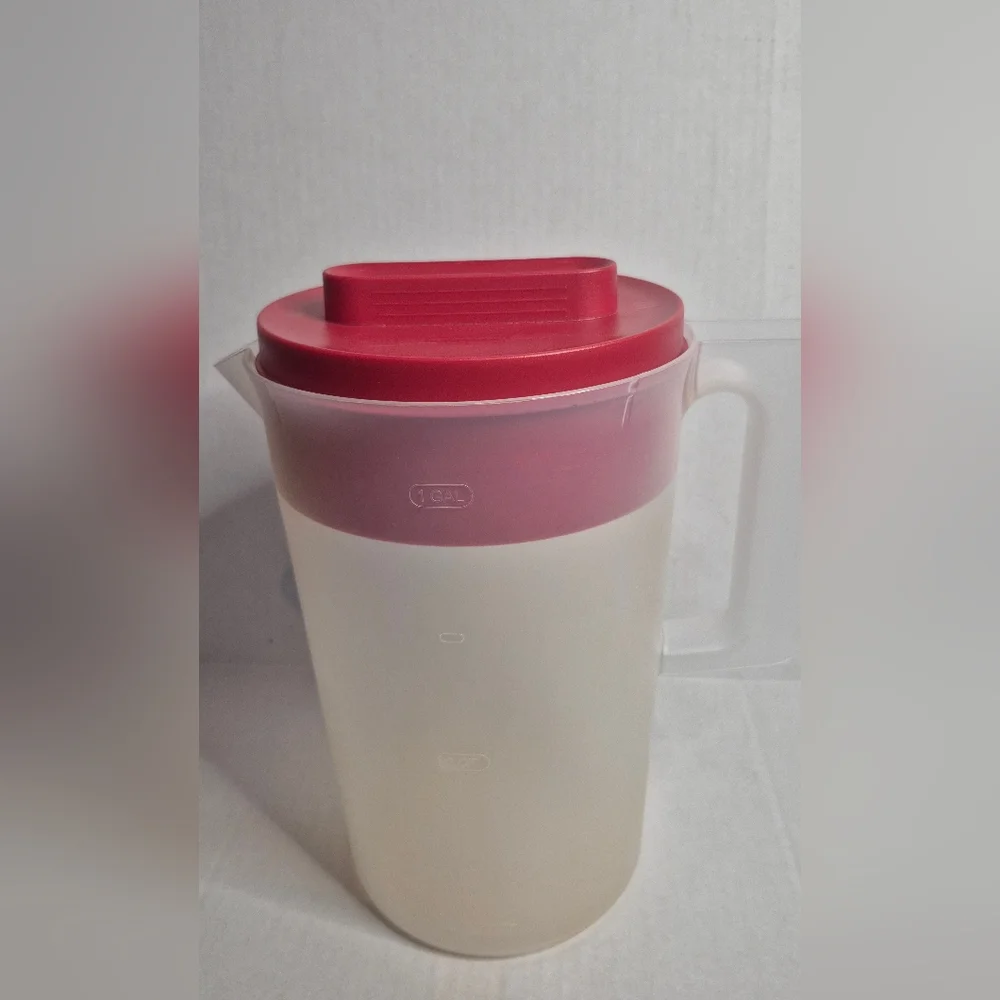 Vintage Rubbermaid 1-Gallon Pitcher Red Flip-Top‎ Lid